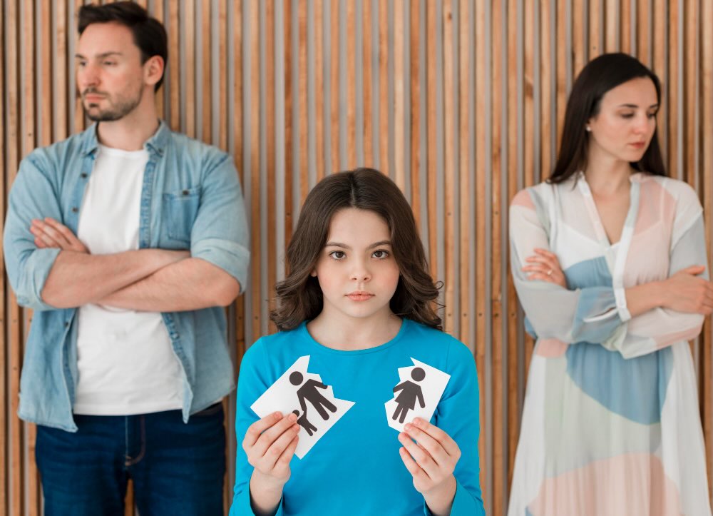 criança rasgando uma foto de familia separando pais