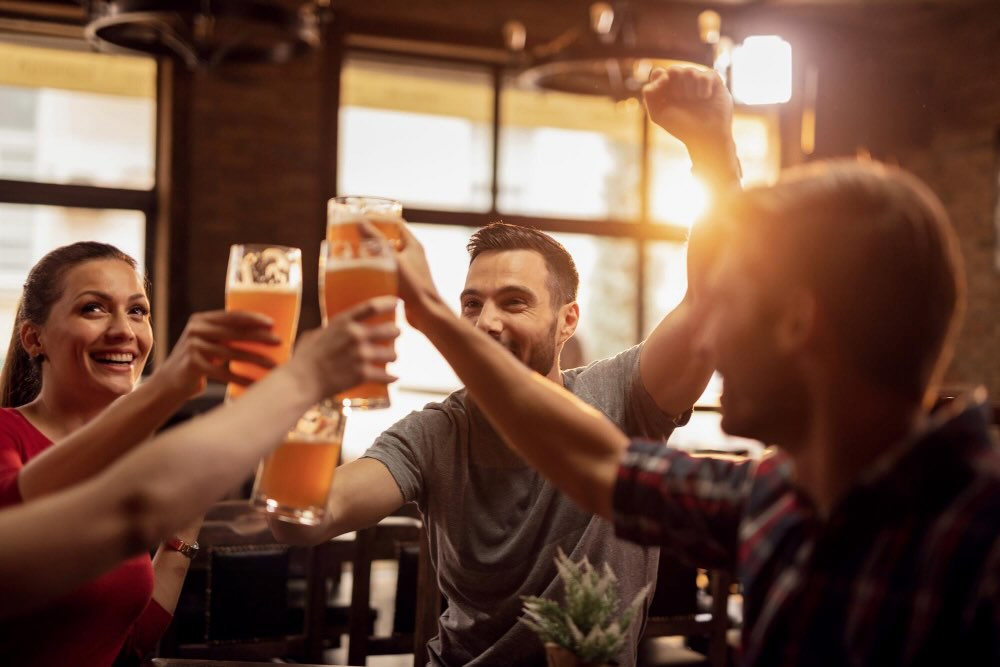 Solteiros socializando em um bar durante o Dia dos Namorados