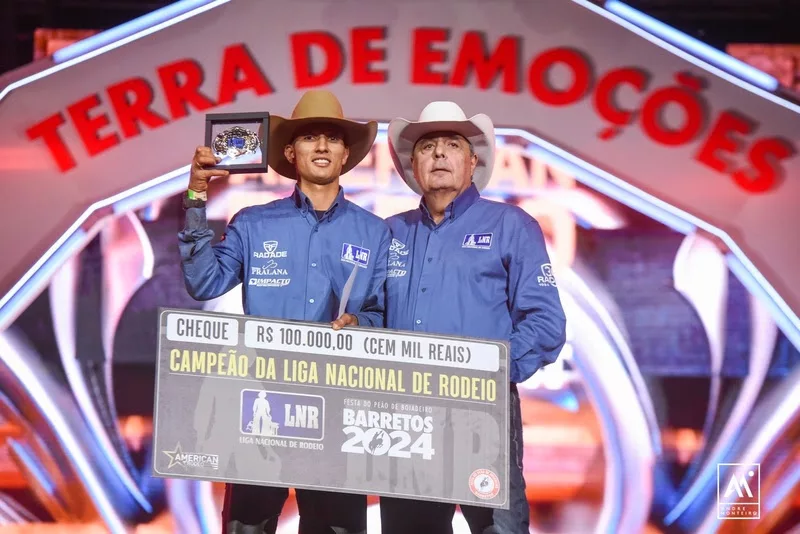 Campeão Everton Natan da Silva e Marcos Abud, presidente da Liga Nacional de Rodeio