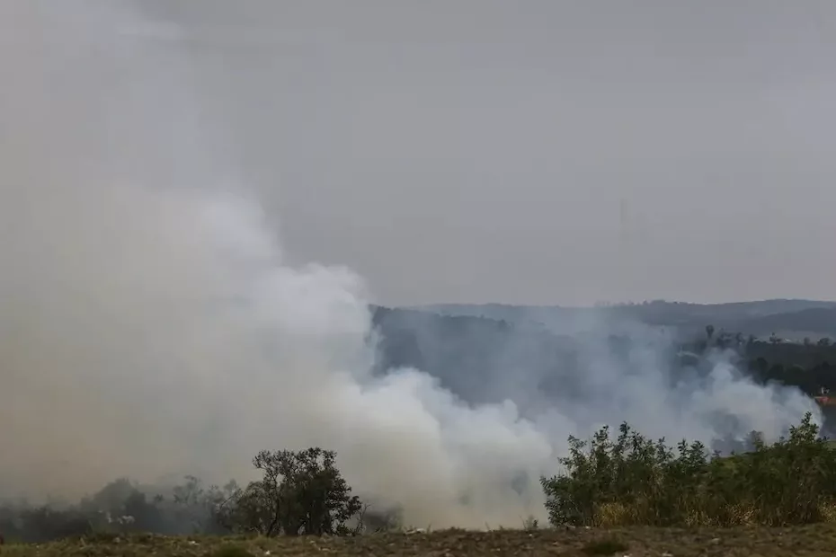 São Paulo (SP) 24/08/2024 - Foco de incêndio próximo a rodovia presidente Castelo Branco, o governo de São Paulo cria gabinete de crise para combate a incêndios Estradas são interditadas e 30 municípios estão em alerta máximo