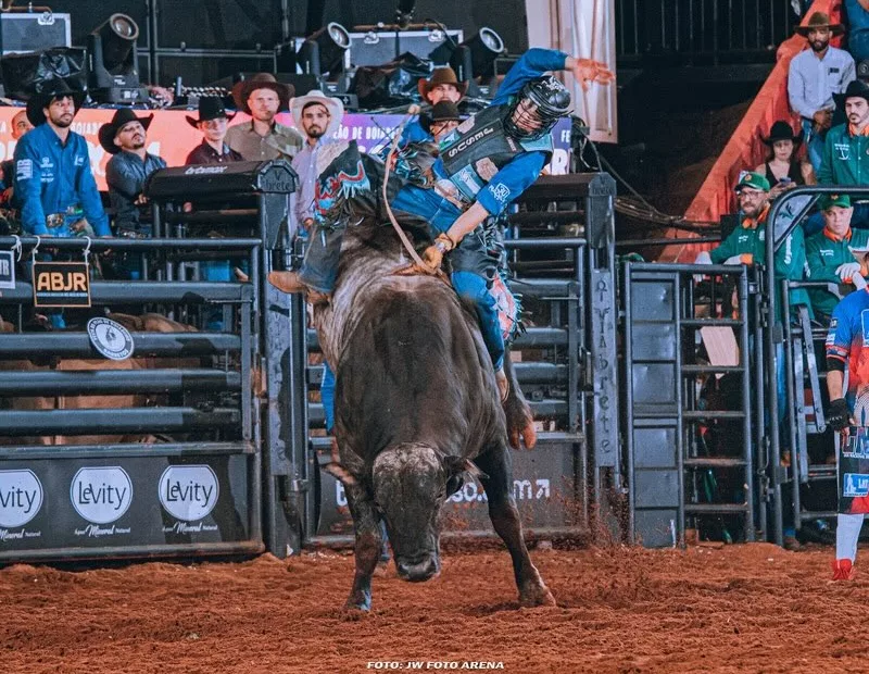 Kaique Campos durante montaria