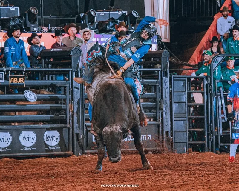 Kaique Campos durante montaria