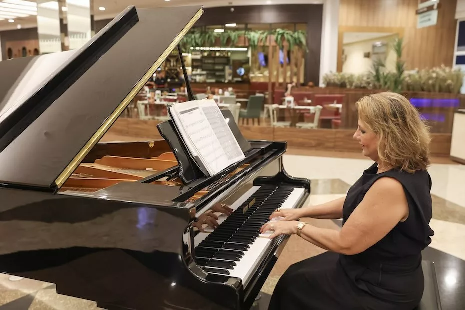 As apresentações de piano, comandadas pela pianista Adriane Biagini, são gratuitas e acontecem todas as quintas-feiras, das 19h às 21 horas, na Alameda Gourmet, no Setor Cafezal do RibeirãoShopping