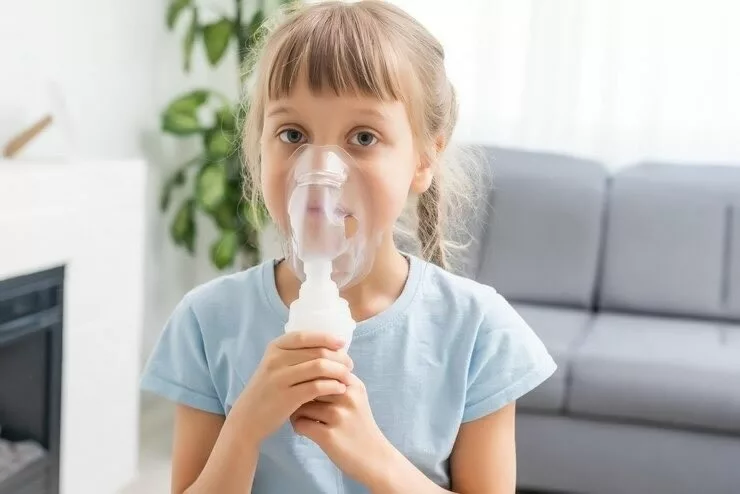 menina fazendo nebulizacao