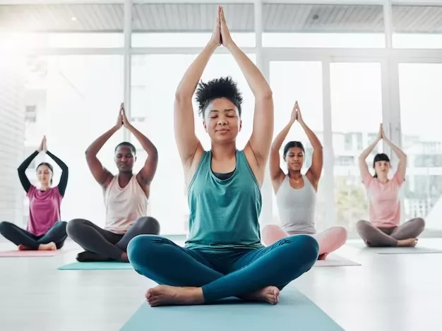 MS passa a usar o Yoga como atividade extracurricular em escolas públicas. Como a prática pode ajudar no aprendizado?