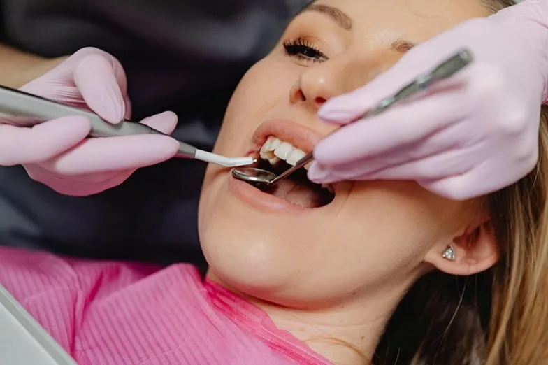 O procedimento é indolor e pode ser uma solução para dentes quebrados e separados