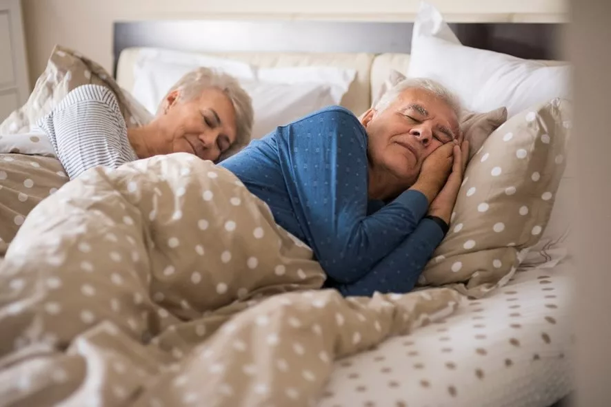 Produtos TENA da linha Noturna garantem uma noite tranquila para pessoas que convivem com escapes involuntários de xixi. DIVULGAÇÃO TENA