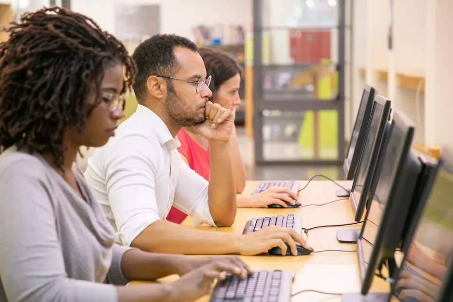 Habilidades digitais para todas as idades: Como aprender tecnologia pode ser fácil e acessível