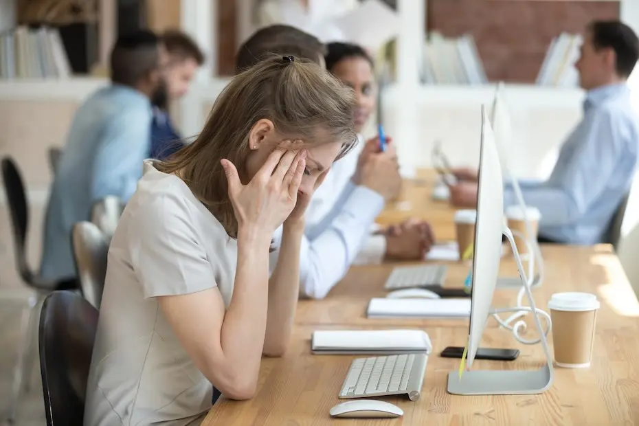 Mulher doente distraída do trabalho se sentindo mal sentada na frente do computador, funcionária estressada tem ataque de ansiedade no local de trabalho, mulher chateada sofre de dor de cabeça ou tontura no escritório