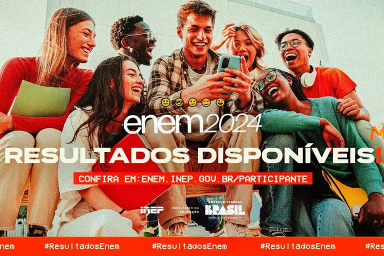 O Ministério da Educação (MEC) e o Instituto Nacional de Estudos e Pesquisas Educacionais Anísio Teixeira (Inep) divulgaram nesta segunda-feira, 13 de janeiro, os resultados do Exame Nacional do Ensino Médio (Enem) 2024. Confira abaixo como acessar a nota e acompanhe os prazos para ingresso no ensino superior via Sisu, Prouni e Fies. O resultado no Enem é a principal porta para ingresso em universidades no Brasil e em instituições de Portugal, além de programas governamentais de financiamento e apoio ao estudante. INSCRIÇÕES EM ALTA - Em 2024, foram registradas 4,32 milhões de inscrições e 73,5% de presença, um crescimento expressivo em relação a 2023 (3,93 milhões de inscrições) e sobre 2022 (3,47 milhões). GOV.BR - Para conferir a nota, é necessário entrar no endereço enem.inep.gov.br/participante, inserir o CPF e a senha e clicar em avançar. Se não lembrar da senha, há um campo para recuperá-la. Conheça os programas que usam as notas do Enem: SISU O Sistema de Seleção Unificada (Sisu) é um sistema eletrônico gerido pelo MEC para as vagas ofertadas por instituições públicas de ensino superior de todo o Brasil. O sistema executa a seleção dos estudantes com base na nota do Exame Nacional do Ensino Médio (Enem) até o limite da oferta das vagas, por curso e modalidade de concorrência, de acordo com as escolhas dos candidatos inscritos e do perfil socioeconômico para a Lei de Cotas. Inscrições: 17 a 21 de janeiro Chamada regular: 26 de janeiro Matrícula ou registro acadêmico: 27 a 31 de janeiro Manifestação de interesse na lista de espera: 26 a 31 de janeiro FIES O Fundo de Financiamento Estudantil (FIES), do Ministério da Educação, tem como objetivo conceder financiamento a estudantes em cursos superiores não gratuitos, ofertados por instituições privadas que participam do programa. O Fies Social destina-se ao atendimento das necessidades de estudantes de baixa renda. Essa versão tem o objetivo principal de oferecer melhores condições para a obtenção do Fies, como reserva de 50% das vagas, em cada edição dos processos seletivos e a concessão de até 100% de financiamento dos encargos educacionais para inscritos no Cadastro Único para Programas Sociais do Governo Federal (CadÚnico). Inscrições: 4 a 7 de fevereiro Resultados: 18 de fevereiro Início da convocação da lista de espera: 25 de fevereiro ProUni O Programa Universidade Para Todos (Prouni) oferta bolsas de estudo, integrais e parciais (50% do valor da mensalidade do curso), em cursos de graduação e sequenciais de formação específica, em instituições de educação superior privadas. O público-alvo do programa é o estudante sem diploma de nível superior. Inscrições: 24 a 28 de janeiro Primeira chamada: 26 de janeiro Segunda chamada: 26 de março Manifestação de interesse na lista de espera: 26 e 27 de março PORTUGAL - Os resultados individuais do Exame Nacional do Ensino Médio (Enem) podem ser usados no processo seletivos de instituições de educação portuguesas. As universidades, institutos politécnicos e escolas superiores têm acordo com o Instituto Nacional de Estudos e Pesquisas Educacionais Anísio Teixeira (Inep), que garante acesso facilitado às notas dos estudantes interessados em cursos de graduação em Portugal. Cada instituição define as regras e os pesos para uso das notas. ENEM – O Exame Nacional do Ensino Médio, instituído em 1998, avalia o desempenho dos estudantes ao término da educação básica. Em 2009, o exame aperfeiçoou a metodologia e passou a ser usado como mecanismo de acesso à educação superior. Tornou-se a principal porta de entrada para a educação superior no Brasil. Os resultados possibilitam, ainda, o desenvolvimento de estudos e indicadores educacionais e são usados por instituições de ensino públicas ou privadas como critério único ou complementar dos processos seletivos. QUEM PODE FAZER – Qualquer pessoa que já concluiu o ensino médio ou está concluindo a etapa pode fazer o Enem. Os participantes que ainda não concluíram o ensino médio podem participar como “treineiros” e seus resultados no exame servem para autoavaliação de conhecimentos. APLICAÇÃO – A aplicação ocorre em dois dias. A Política de Acessibilidade e Inclusão do Inep garante atendimento especializado e tratamento pelo nome social, além de diversos recursos de acessibilidade. Há também uma aplicação para pessoas privadas de liberdade. Os participantes fazem provas de quatro áreas de conhecimento: linguagens, códigos e suas tecnologias; ciências humanas e suas tecnologias; ciências da natureza e suas tecnologias; e matemática e suas tecnologias, que ao todo somam 180 questões objetivas. Os participantes também são avaliados por meio de uma redação, que exige o desenvolvimento de texto dissertativo-argumentativo a partir de uma situação-problema. Fonte: Secretaria de Comunicação Social da Presidência da República