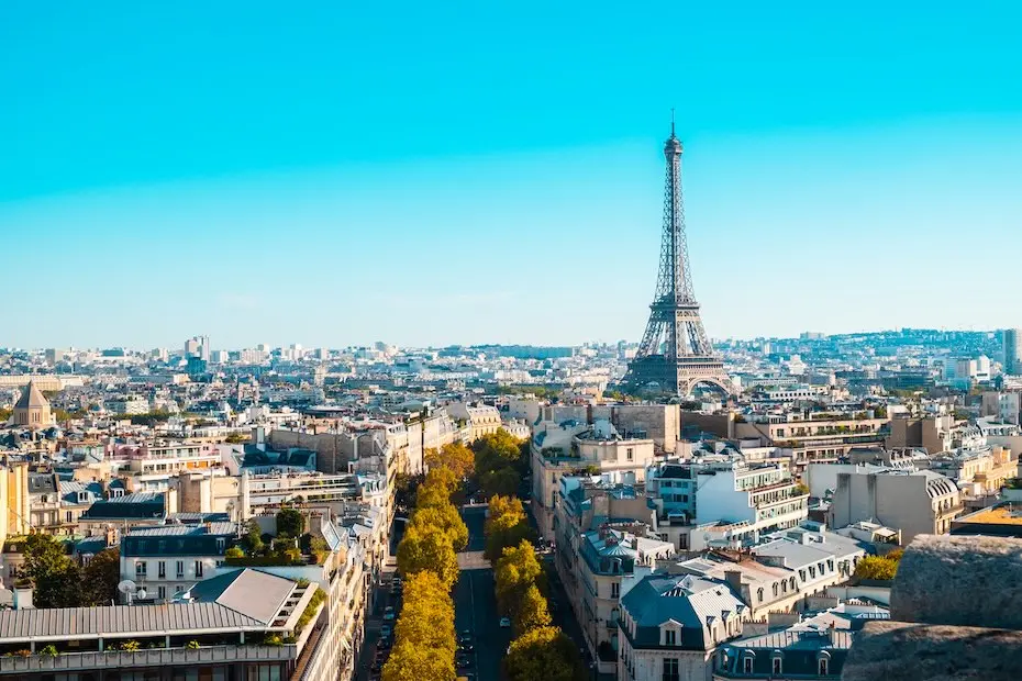 Uma paisagem urbana de Paris sob a luz do sol e um céu azul em França