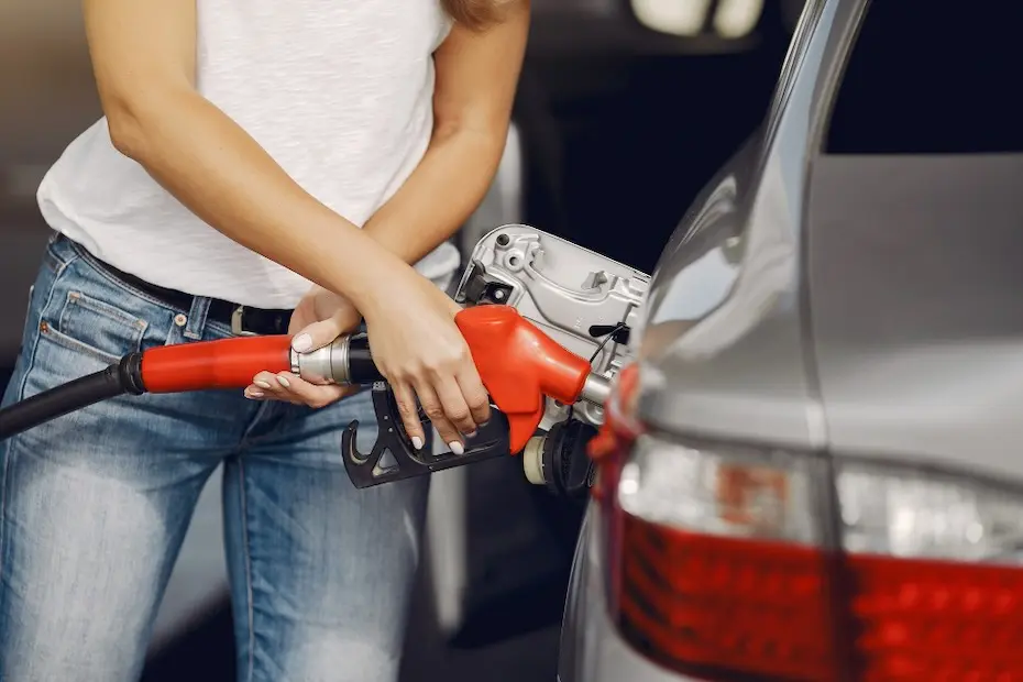 Carnaval na estrada- encher o tanque com gasolina custará cerca de R$ 357; etanol garante economia de 30,5%, afirma Edenred Ticket log