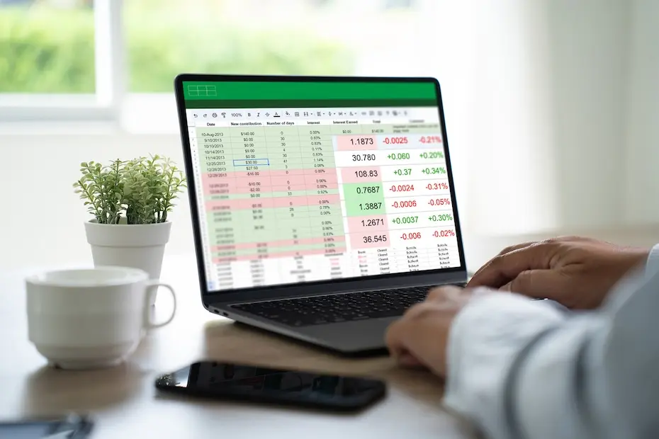 empresário trabalhando com dados e gráficos em documentos de planilha para análise on-line Microsoft Excel projeto painel contabilidade digital