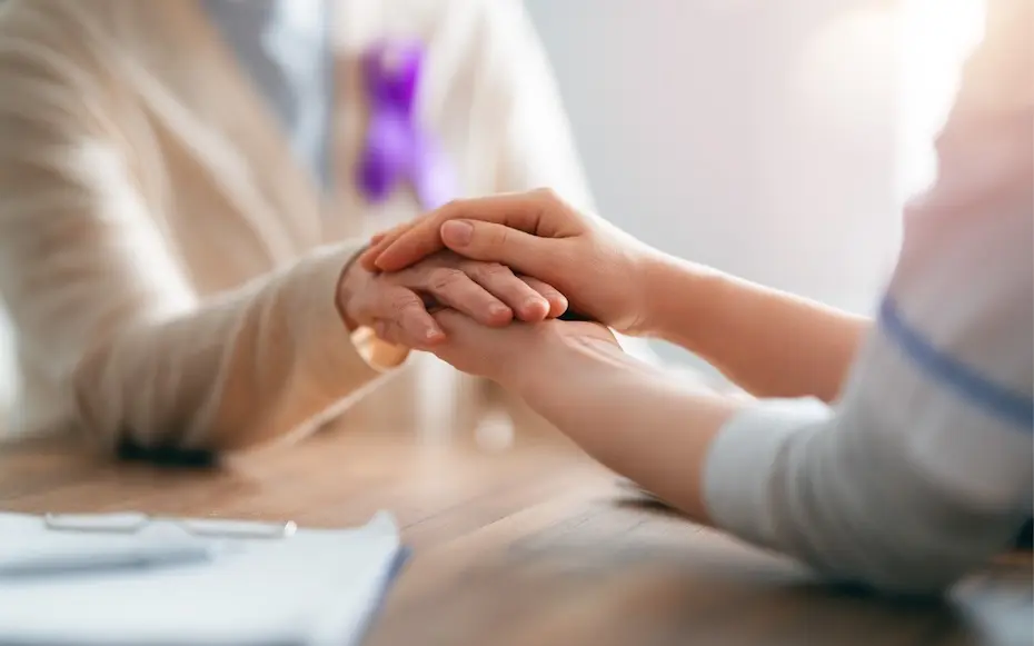 Parkinson e Alzheimer, paciente idosa idosa com cuidador em cuidados paliativos. Mulher idosa segurando a mão do médico.