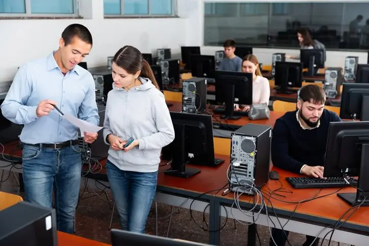 professor de ciência da computação positivo verifica resultados de alunos