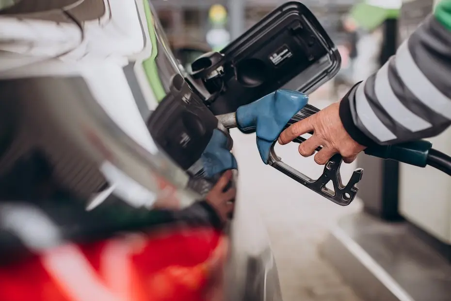 Abastecimento de carro em posto de combustível